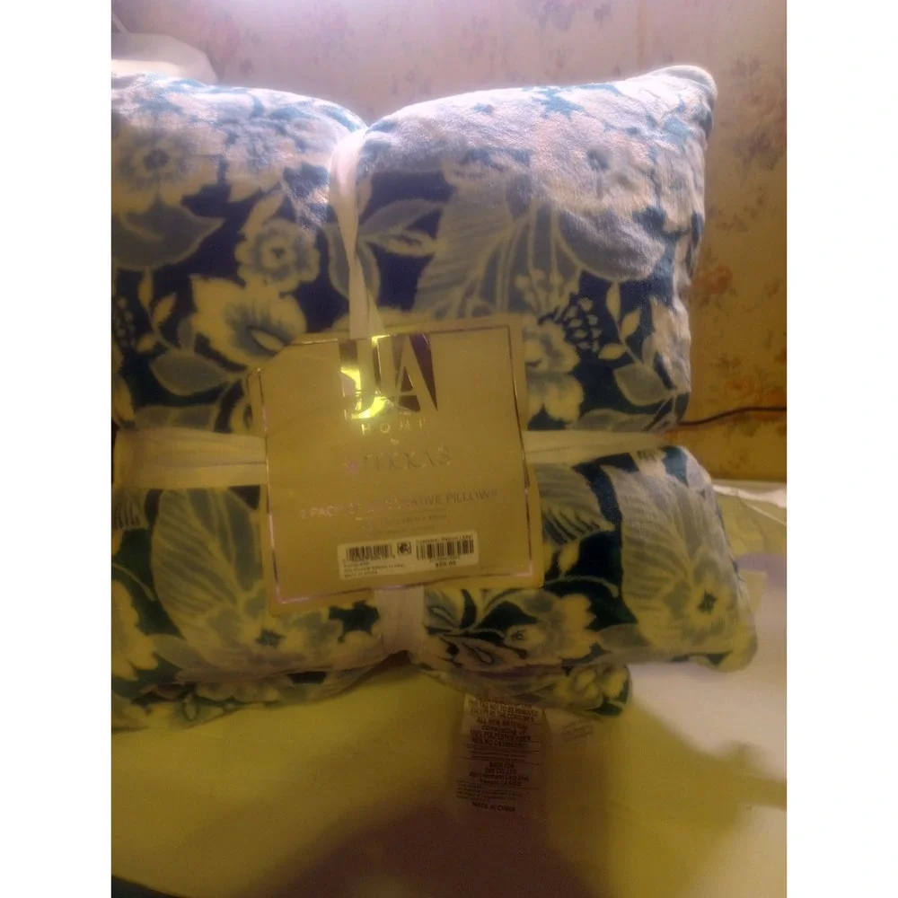 Macy's 2pk Cozy Plush Pillows‎ 18in X 18 In Green-blue Floral